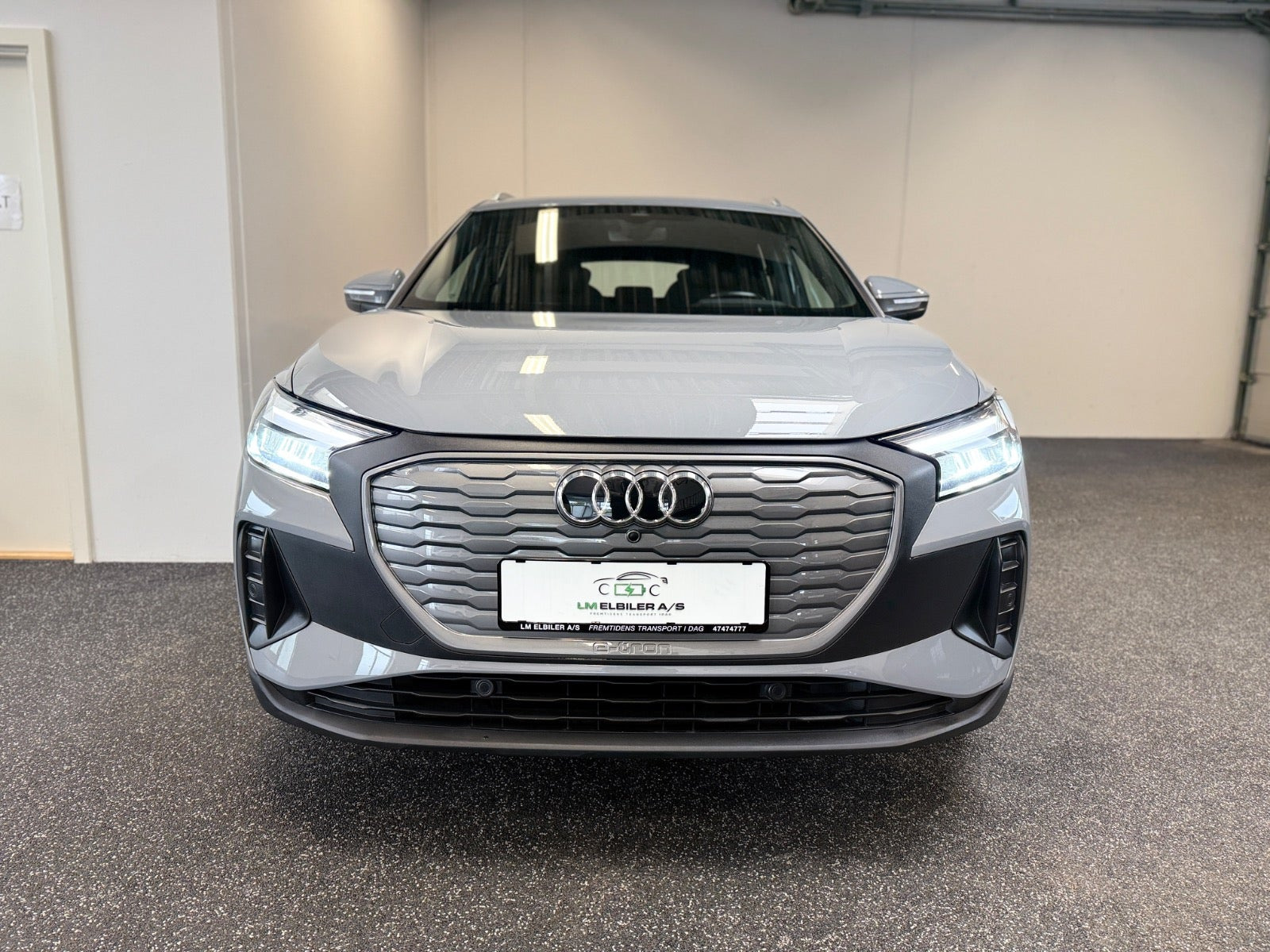 Grå Audi Q4 e-tron fra 2024