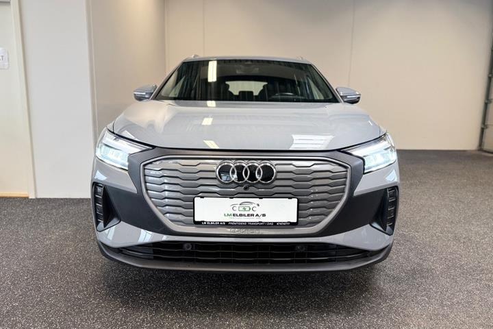 Grå Audi Q4 e-tron fra 2024