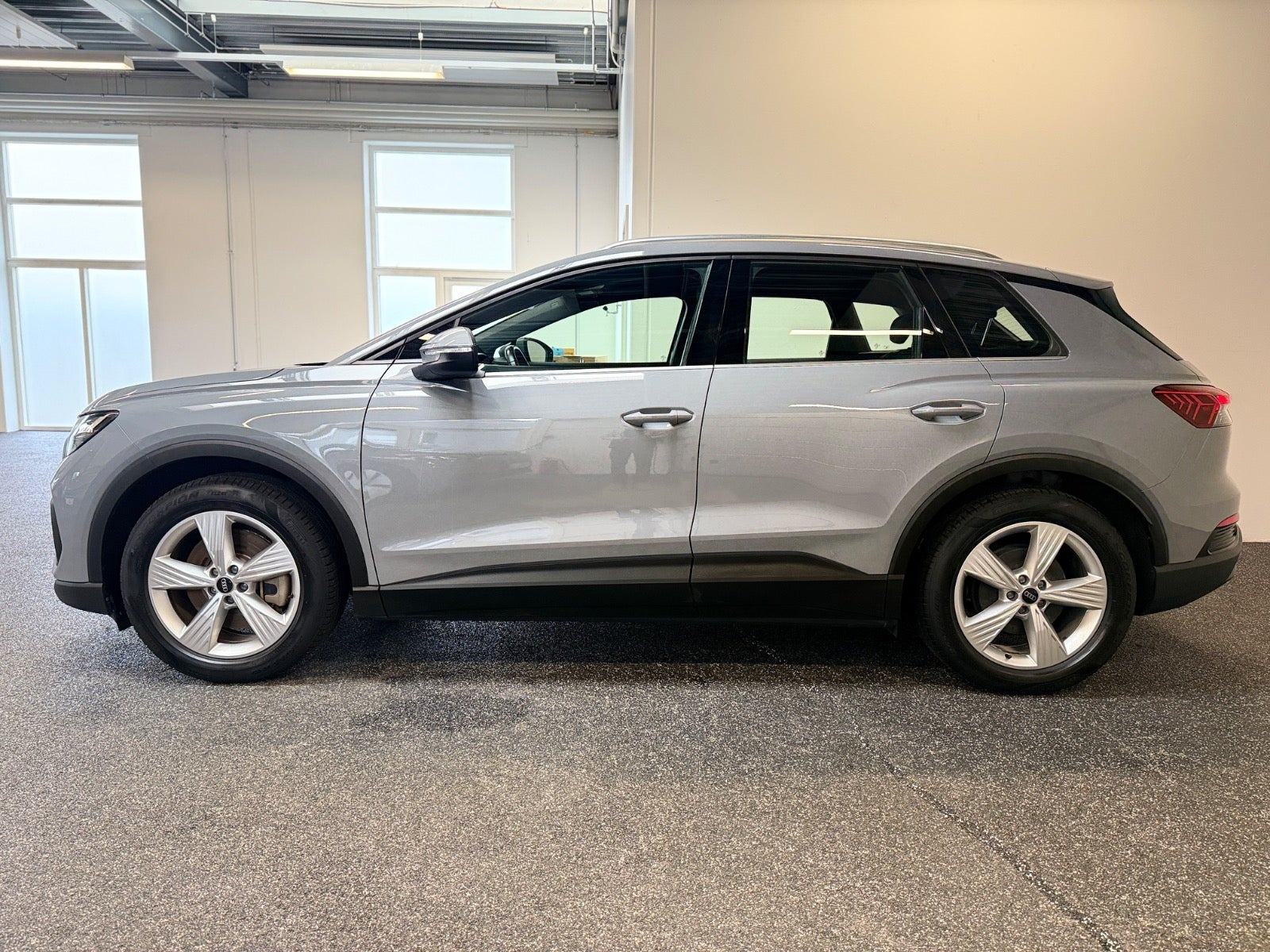 Grå Audi Q4 e-tron fra 2024