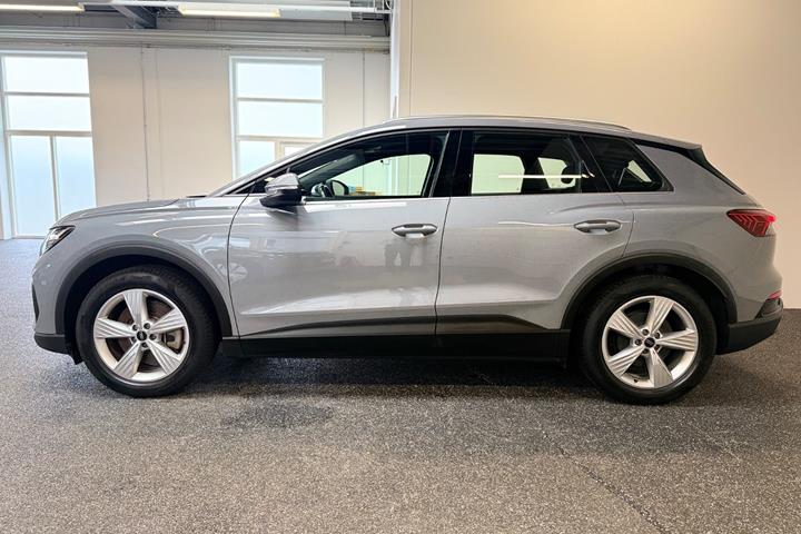 Grå Audi Q4 e-tron fra 2024
