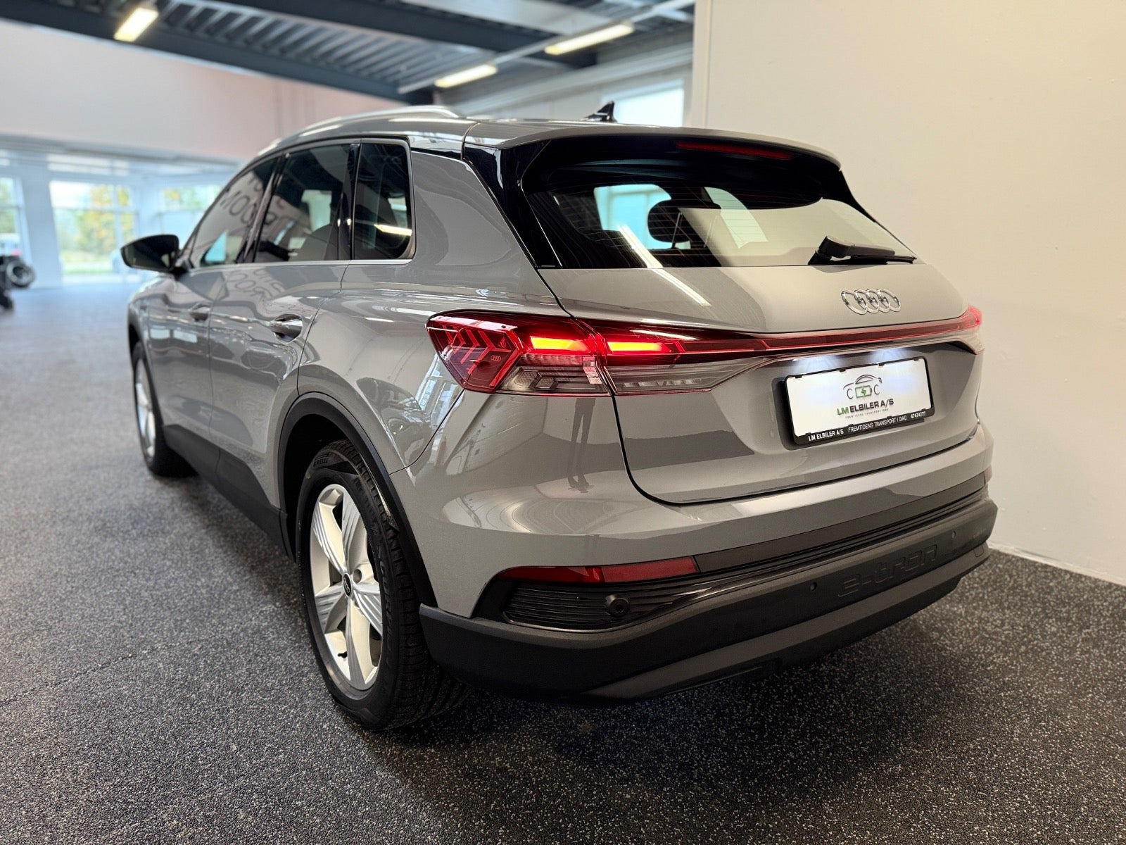 Grå Audi Q4 e-tron fra 2024