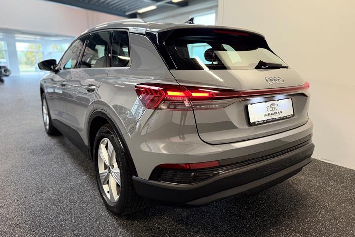 Grå Audi Q4 e-tron fra 2024