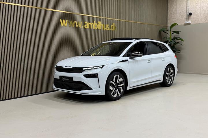 Hvid Skoda Enyaq fra 2026 set udefra