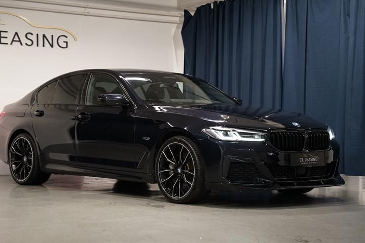 Sort BMW 545e fra 2022