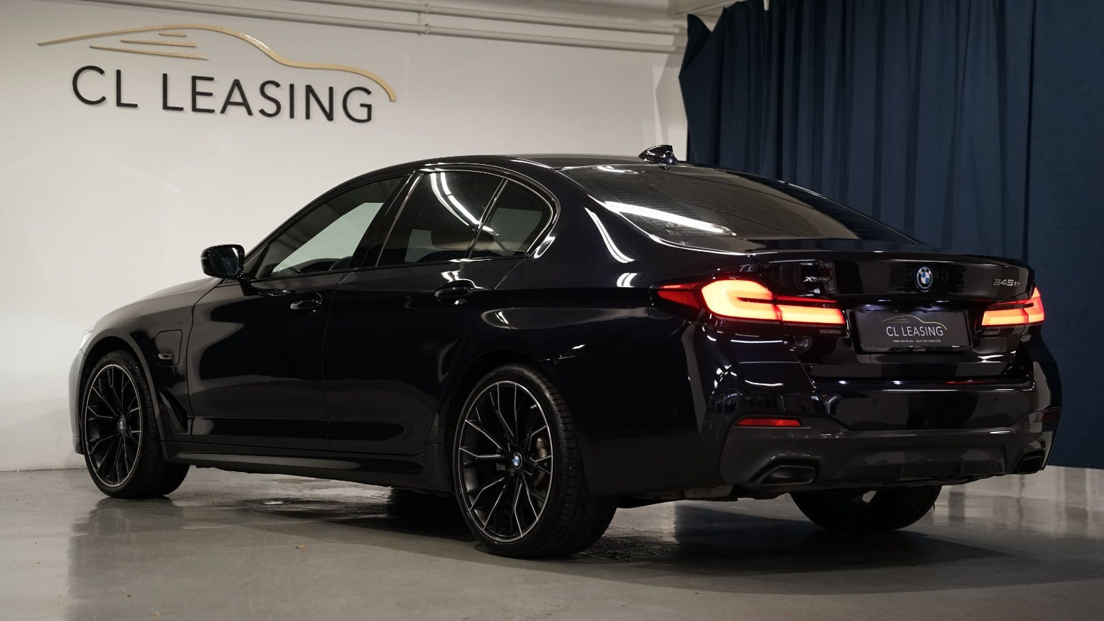 Sort BMW 545e fra 2022