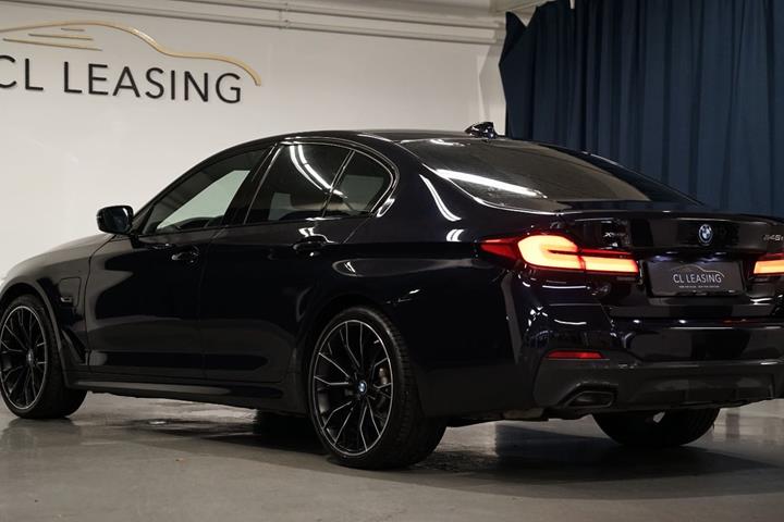 Sort BMW 545e fra 2022