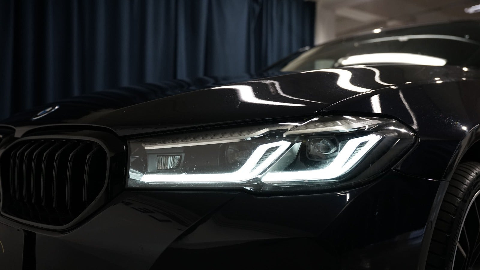 Sort BMW 545e fra 2022
