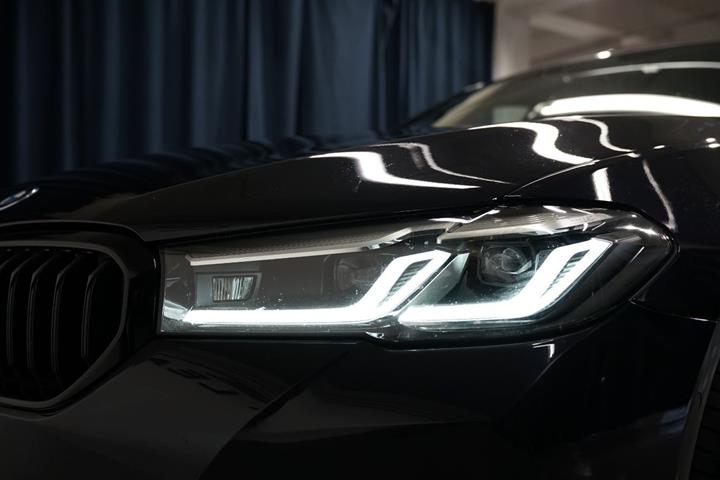 Sort BMW 545e fra 2022