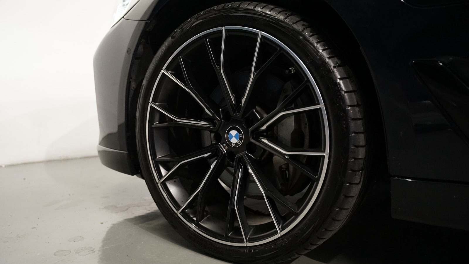 Sort BMW 545e fra 2022