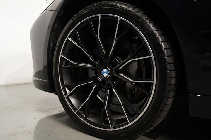 Sort BMW 545e fra 2022