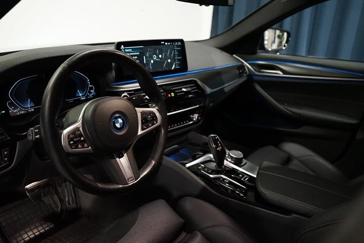 Sort BMW 545e fra 2022