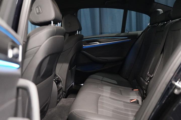 Sort BMW 545e fra 2022