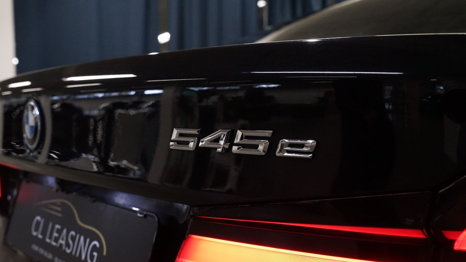 Sort BMW 545e fra 2022
