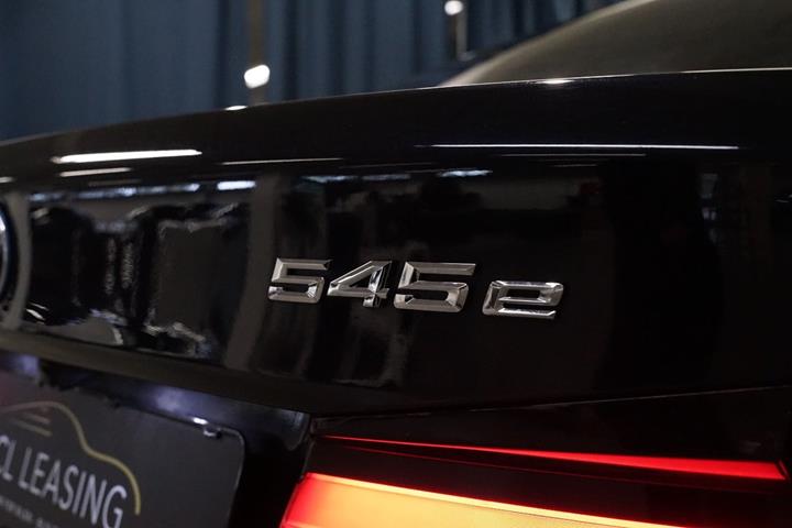 Sort BMW 545e fra 2022