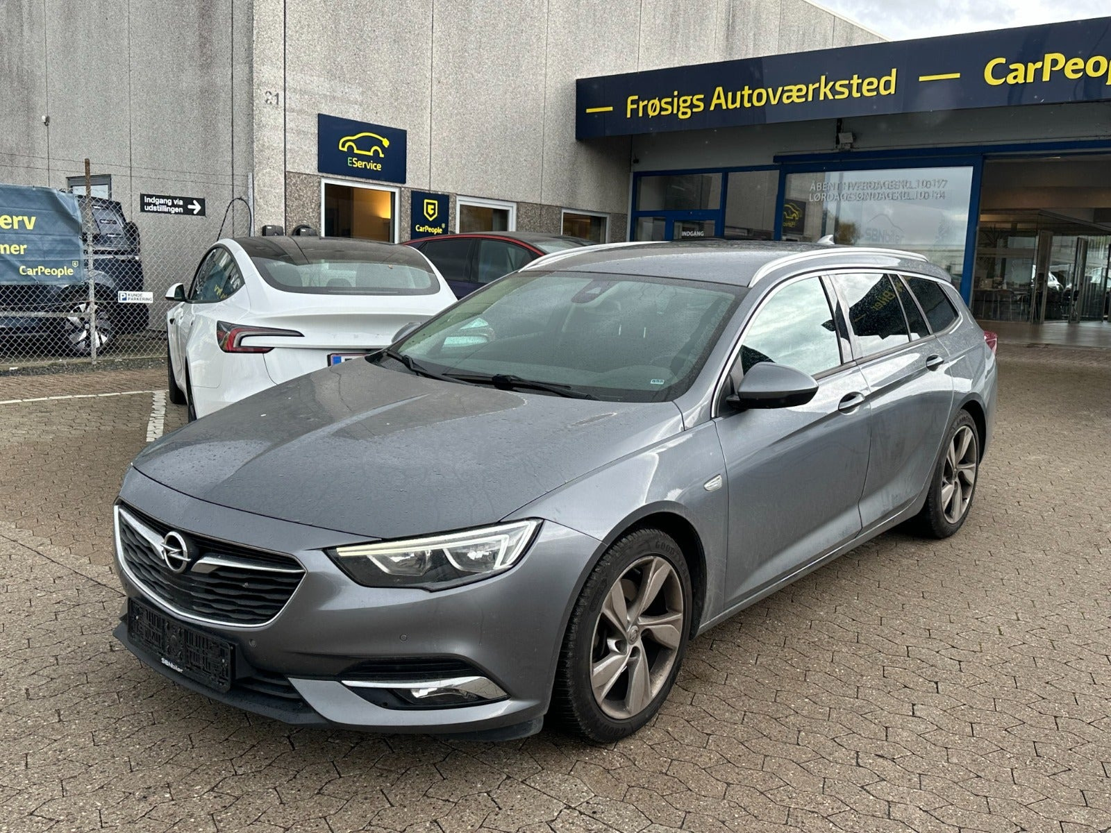 Grå Opel Insignia fra 2018