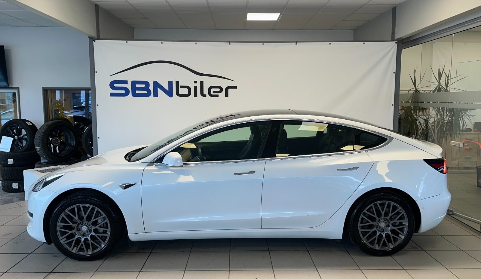 Hvid Tesla Model 3 fra 2020