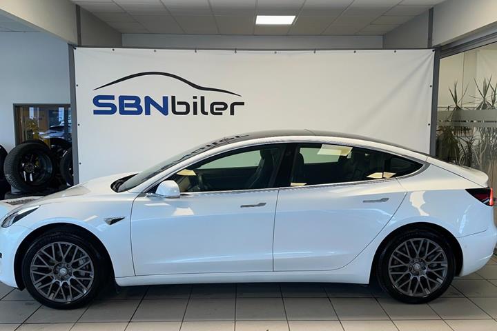 Hvid Tesla Model 3 fra 2020
