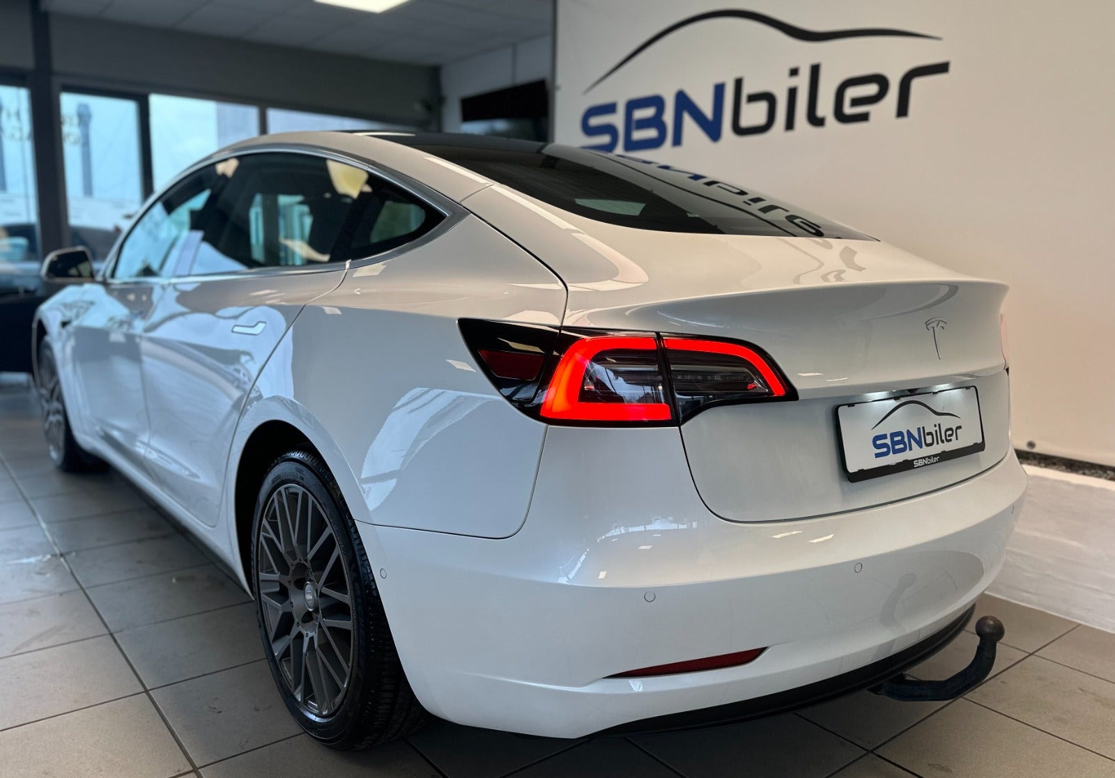 Hvid Tesla Model 3 fra 2020