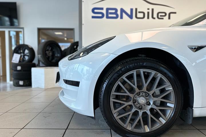Hvid Tesla Model 3 fra 2020