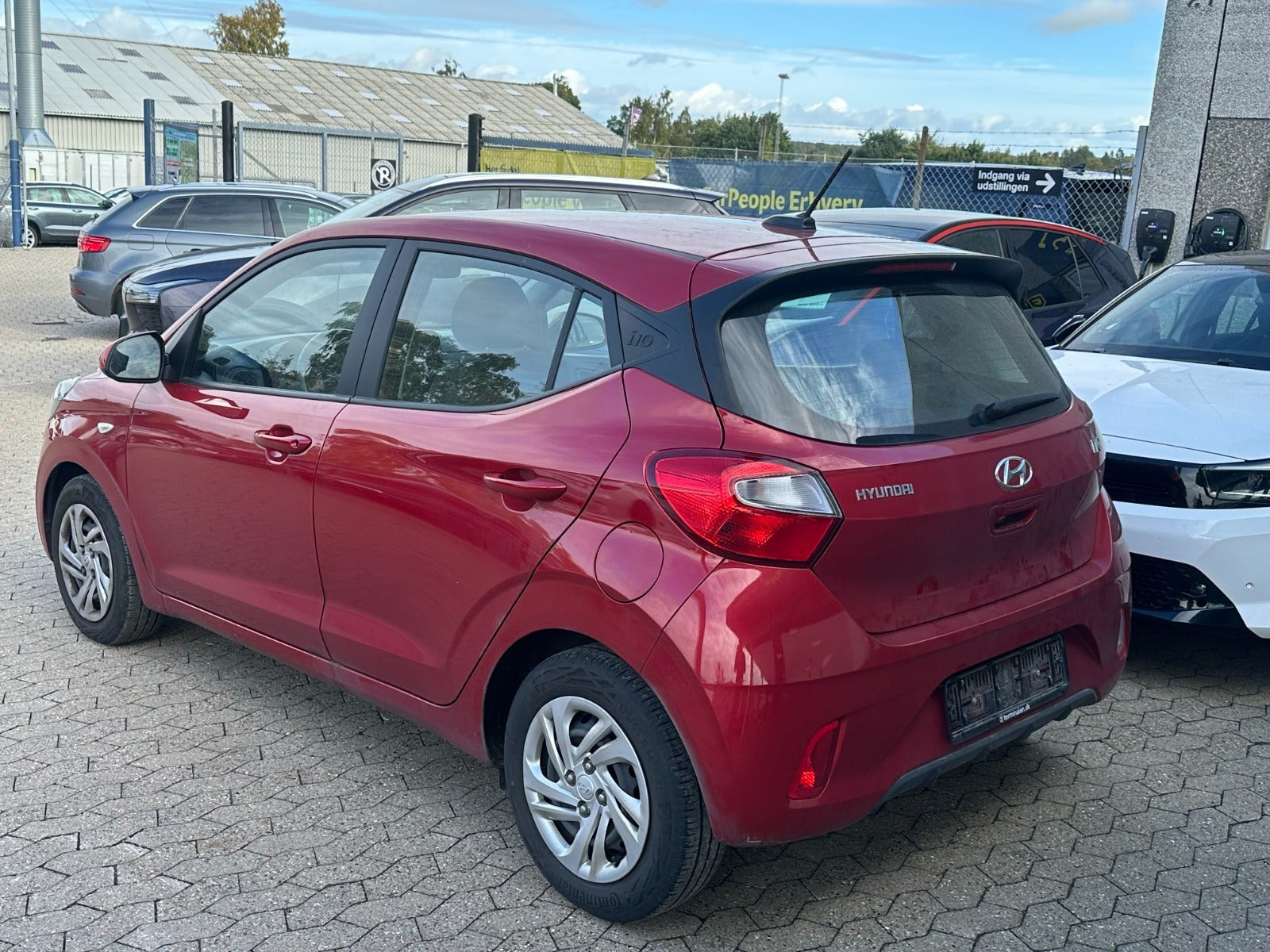 Rød Hyundai i10 fra 2022