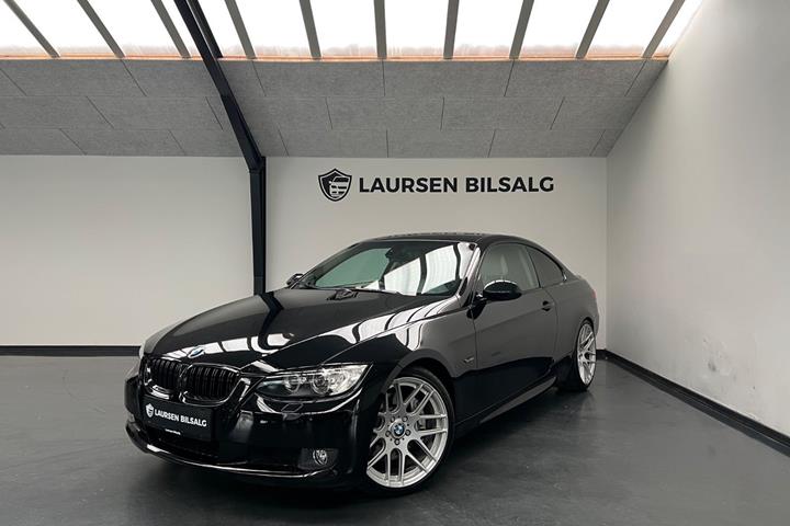 Sort BMW 335i fra 2006 set udefra