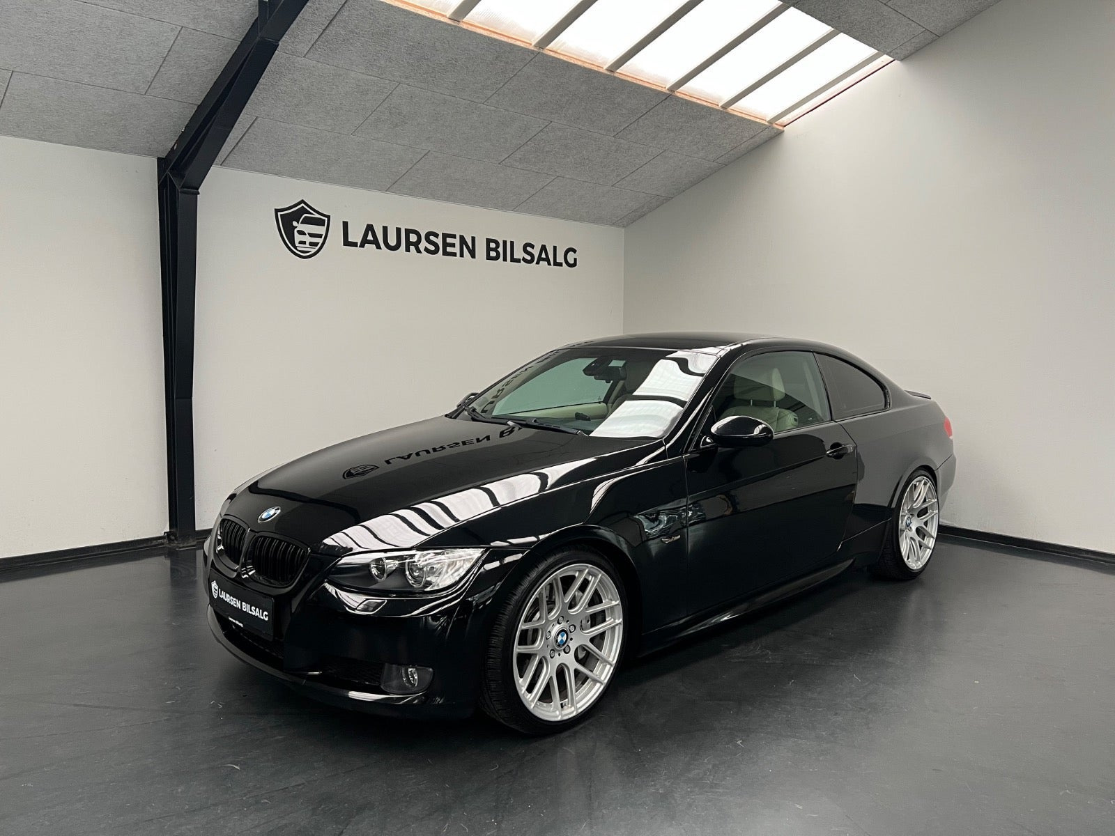 Sort BMW 335i fra 2006 set udefra