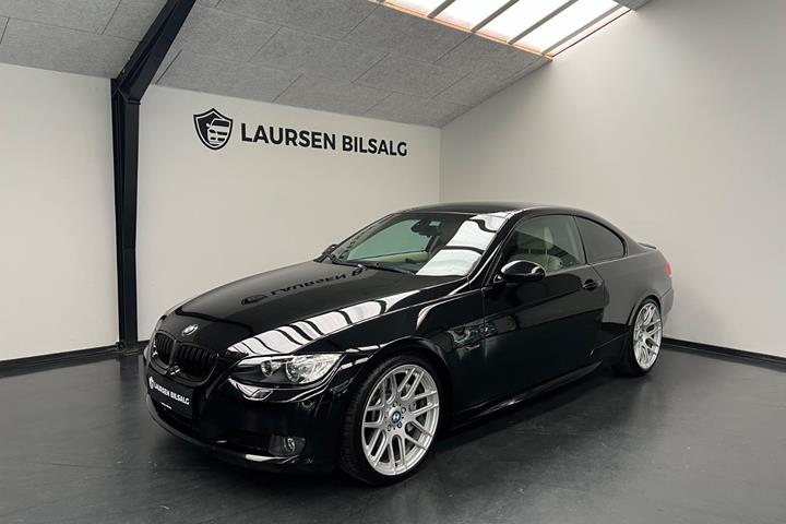 Sort BMW 335i fra 2006 set udefra