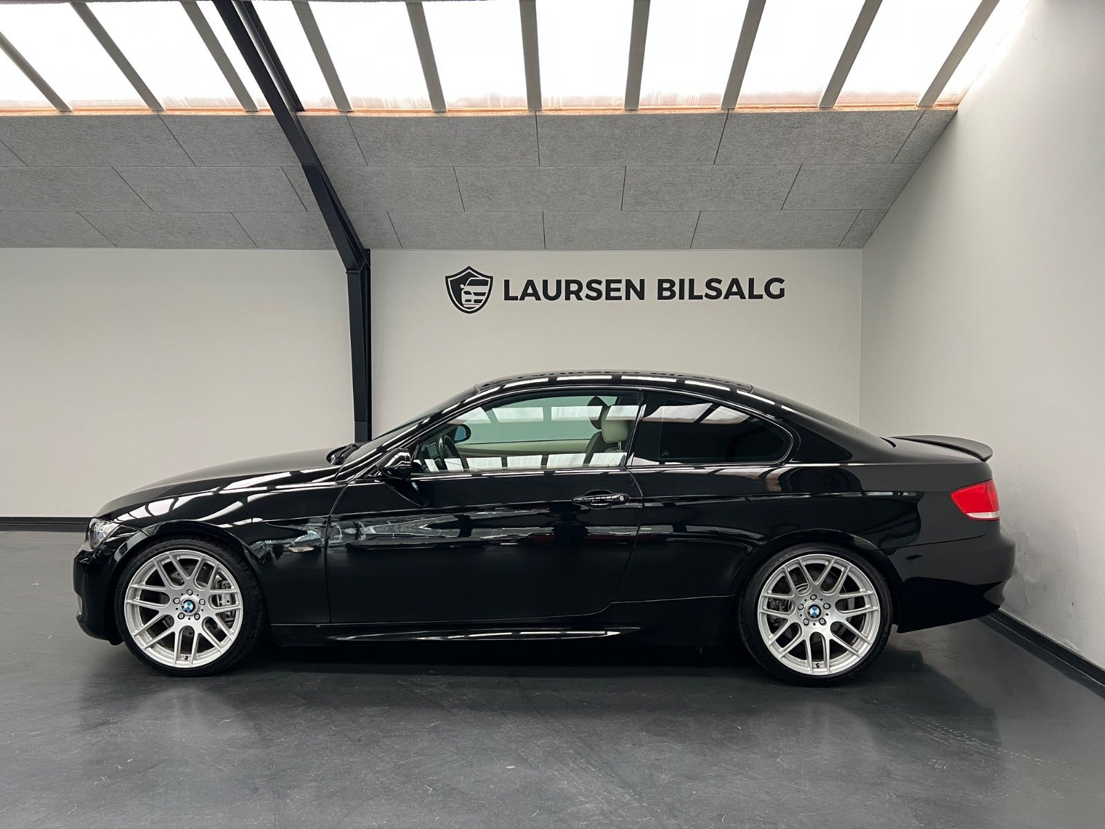 Sort BMW 335i fra 2006 set udefra
