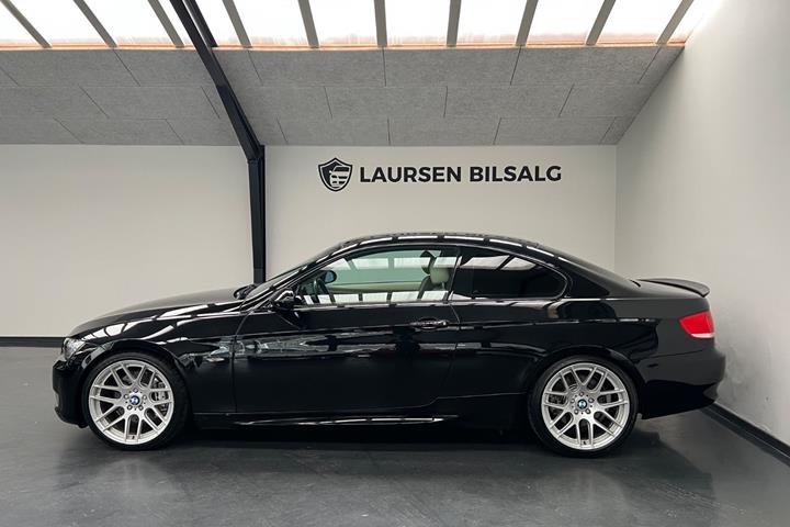 Sort BMW 335i fra 2006 set udefra