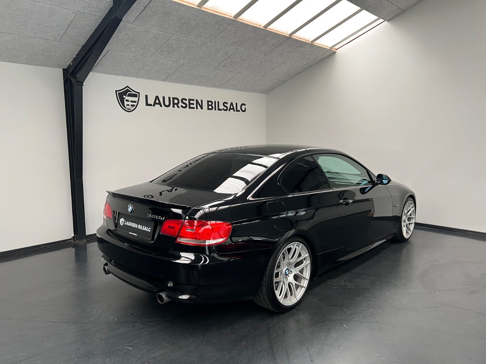 Sort BMW 335i fra 2006 set udefra