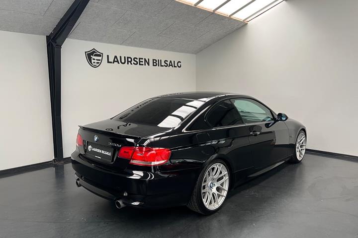Sort BMW 335i fra 2006 set udefra