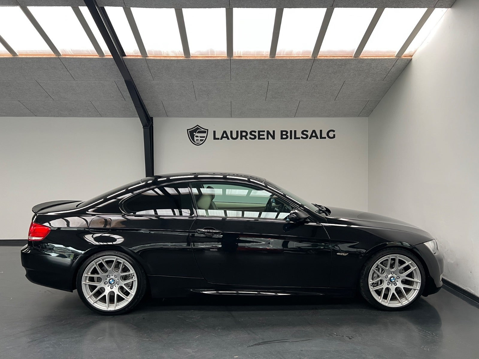Sort BMW 335i fra 2006 set udefra