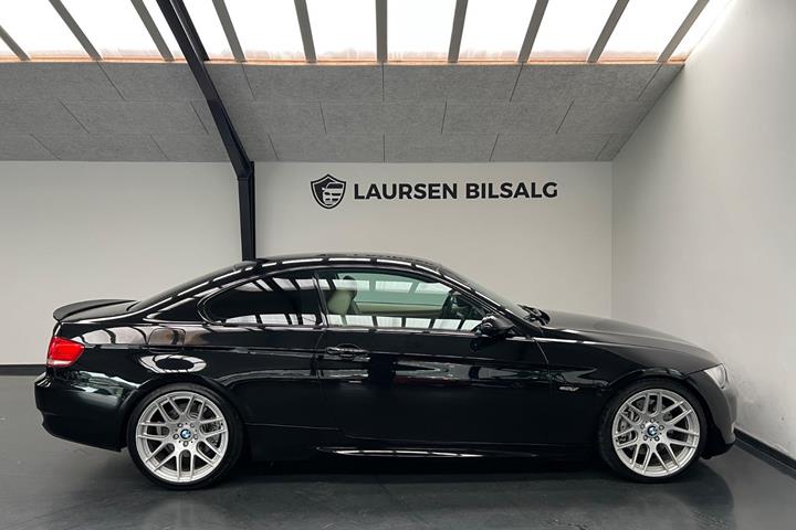 Sort BMW 335i fra 2006 set udefra