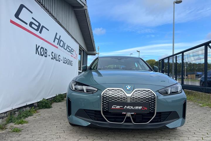 Grøn BMW i4 fra 2025