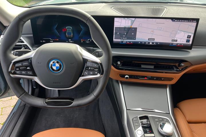 Grøn BMW i4 fra 2025