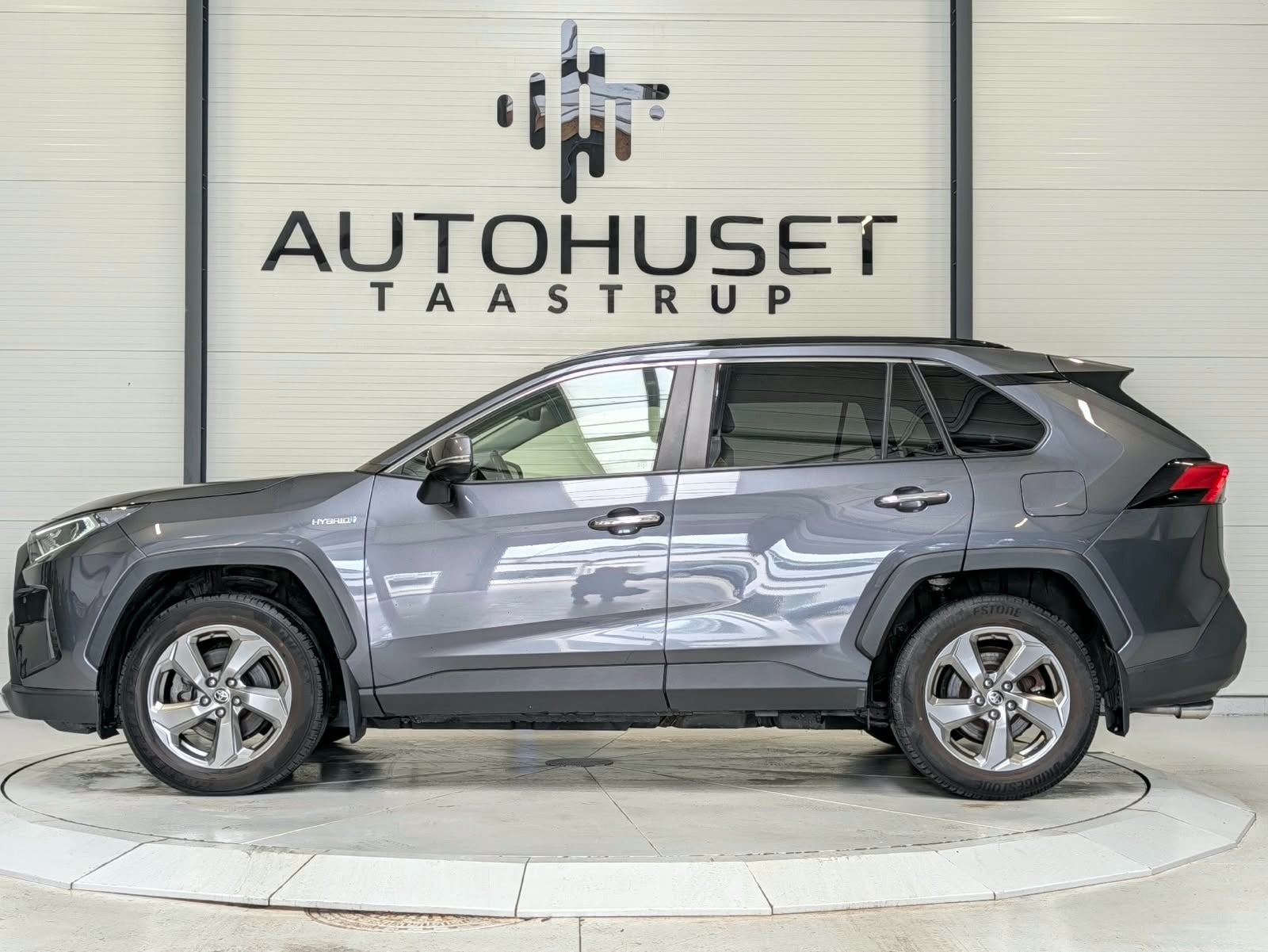 Grå Toyota RAV4 fra 2019