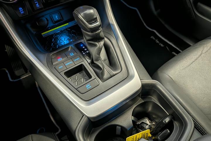 Grå Toyota RAV4 fra 2019