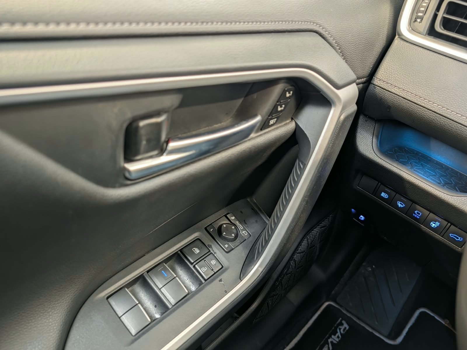 Grå Toyota RAV4 fra 2019