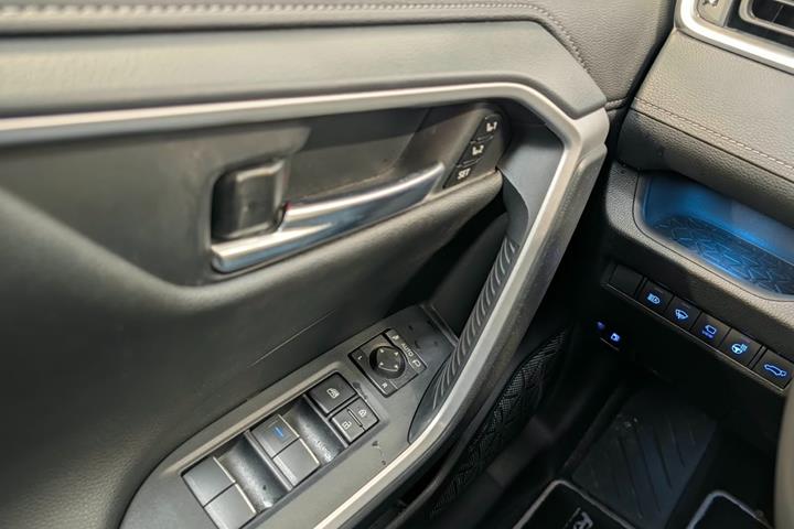 Grå Toyota RAV4 fra 2019