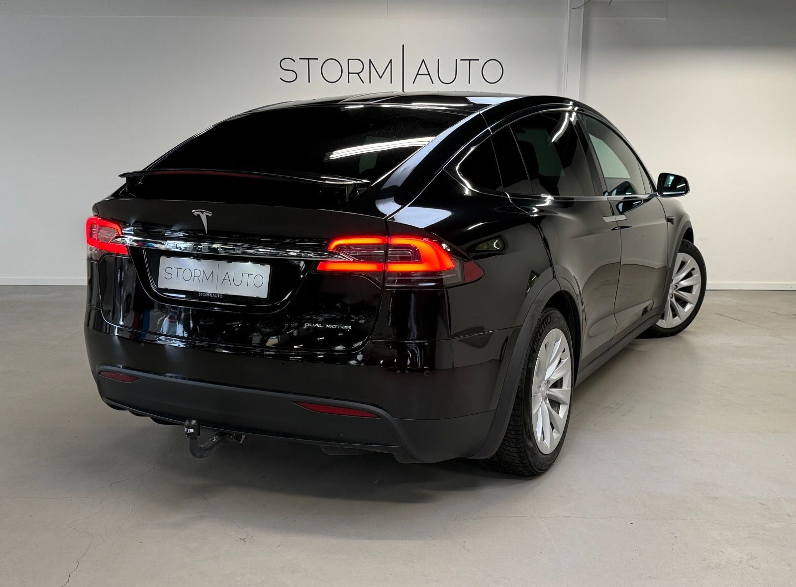 Sort Tesla Model X fra 2020