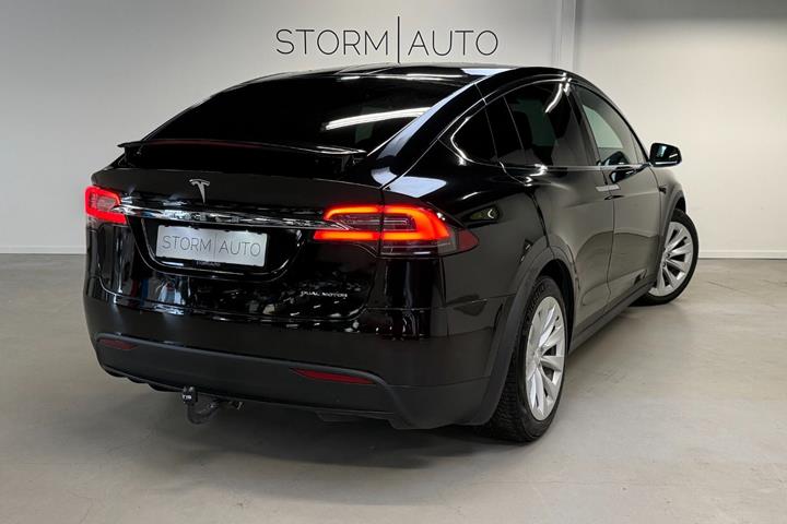 Sort Tesla Model X fra 2020