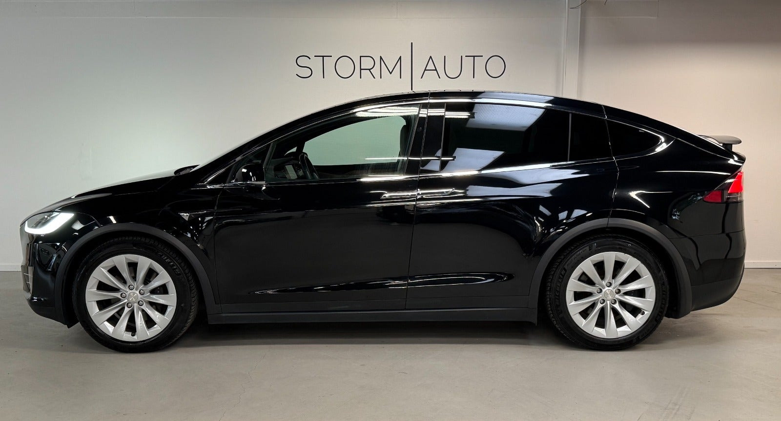 Sort Tesla Model X fra 2020
