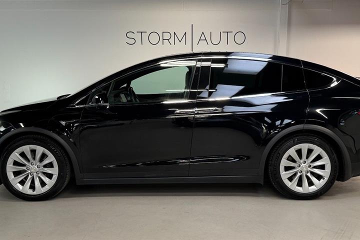 Sort Tesla Model X fra 2020