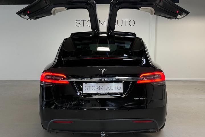 Sort Tesla Model X fra 2020