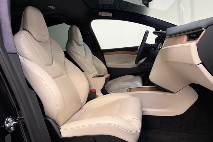 Sort Tesla Model X fra 2020