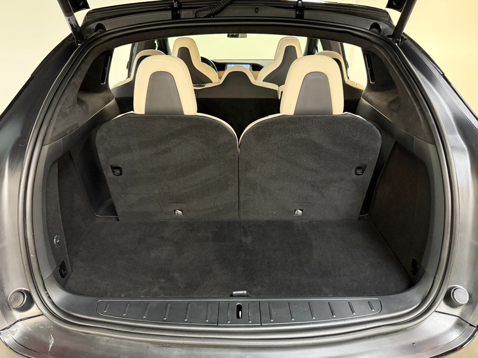 Sort Tesla Model X fra 2020
