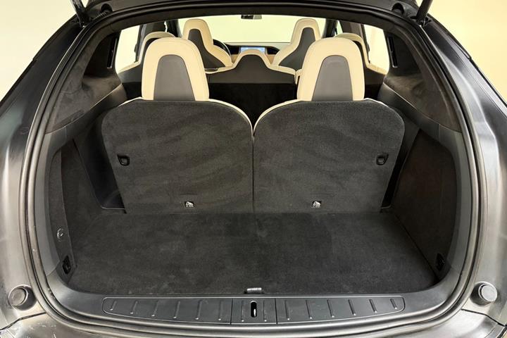 Sort Tesla Model X fra 2020