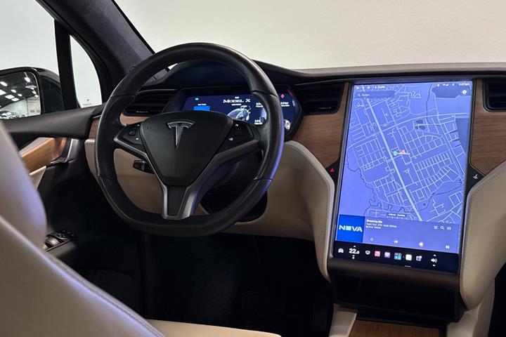 Sort Tesla Model X fra 2020
