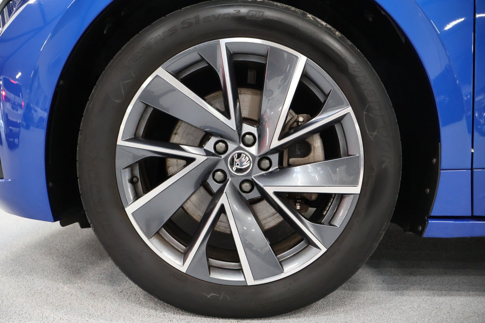 Blå Skoda Enyaq fra 2024
