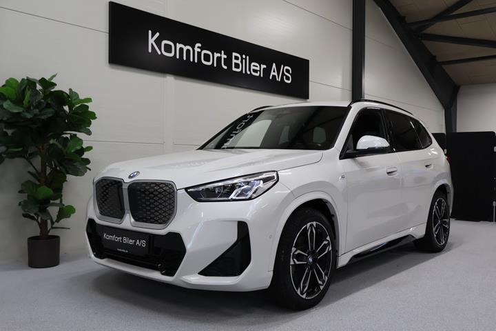 Hvid BMW iX1 fra 2025